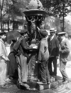 Personnes se désaltèrant à une fontaine Wallace à Paris. Photo by unknown (1911). Bibliothèque nationale de France. PD: Domaine Public. PD-US. Wikimedia Commons.