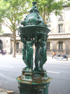 Fontaine Wallace devant le 7 Boulevard du Palais à Paris: 1er arrondissement. Photo by Ricce (2009). PD-Author Release. Wikimedia Commons.